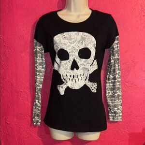 JL Jerry Leigh juniors sparkling skull long sleeved graphic Tshirt. Sz large.